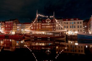 dzielnica kanałowa Kopenhagi nocą