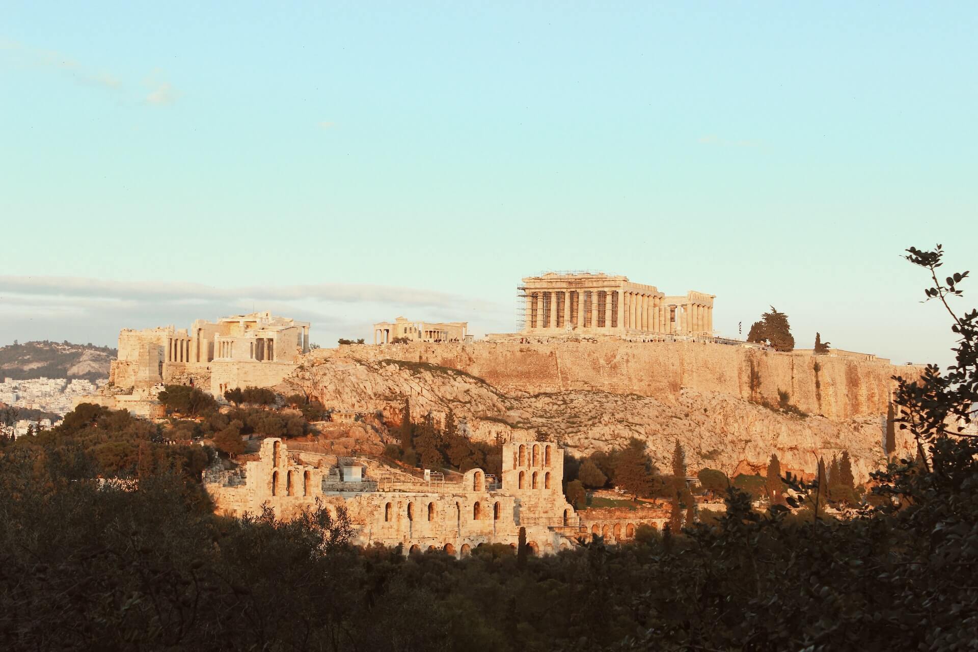 Akropol ateński oświetlany przez zachodzące słońce
