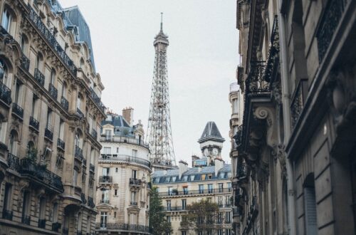 Widok na wieżę Eiffela w Paryżu