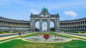 Łuk triumfalny i ogród w Brukseli